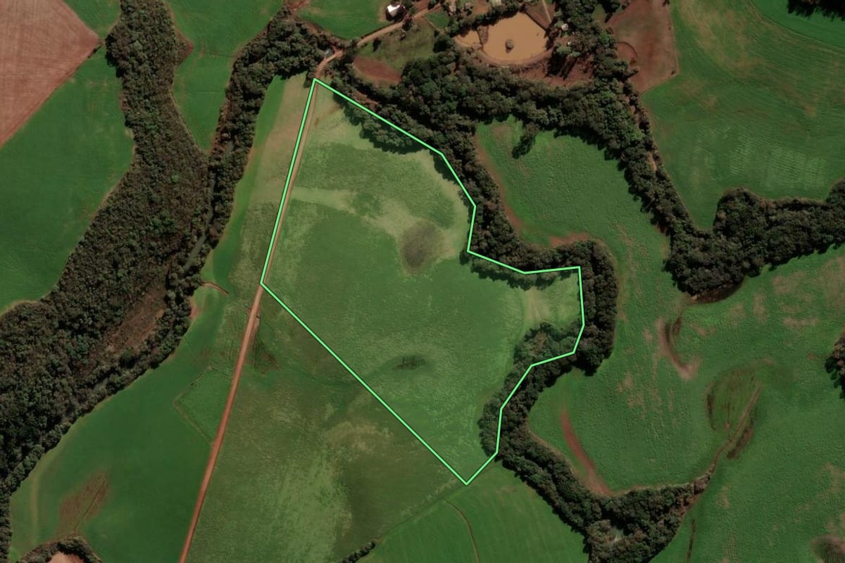 Imagem de satélite do imóvel rural em Ibirapuitã (RS), com o contorno declarado no CAR desenhado por cima.