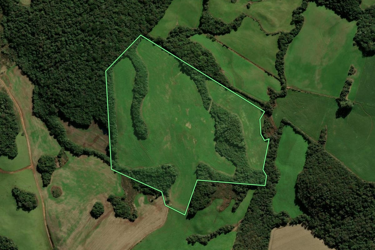 Imagem de satélite do imóvel rural em Ibirapuitã (RS), com o contorno declarado no CAR desenhado por cima.