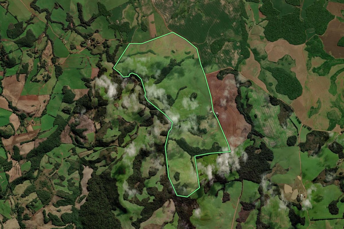 Imagem de satélite do imóvel rural em Ibirapuitã (RS), com o contorno declarado no CAR desenhado por cima.