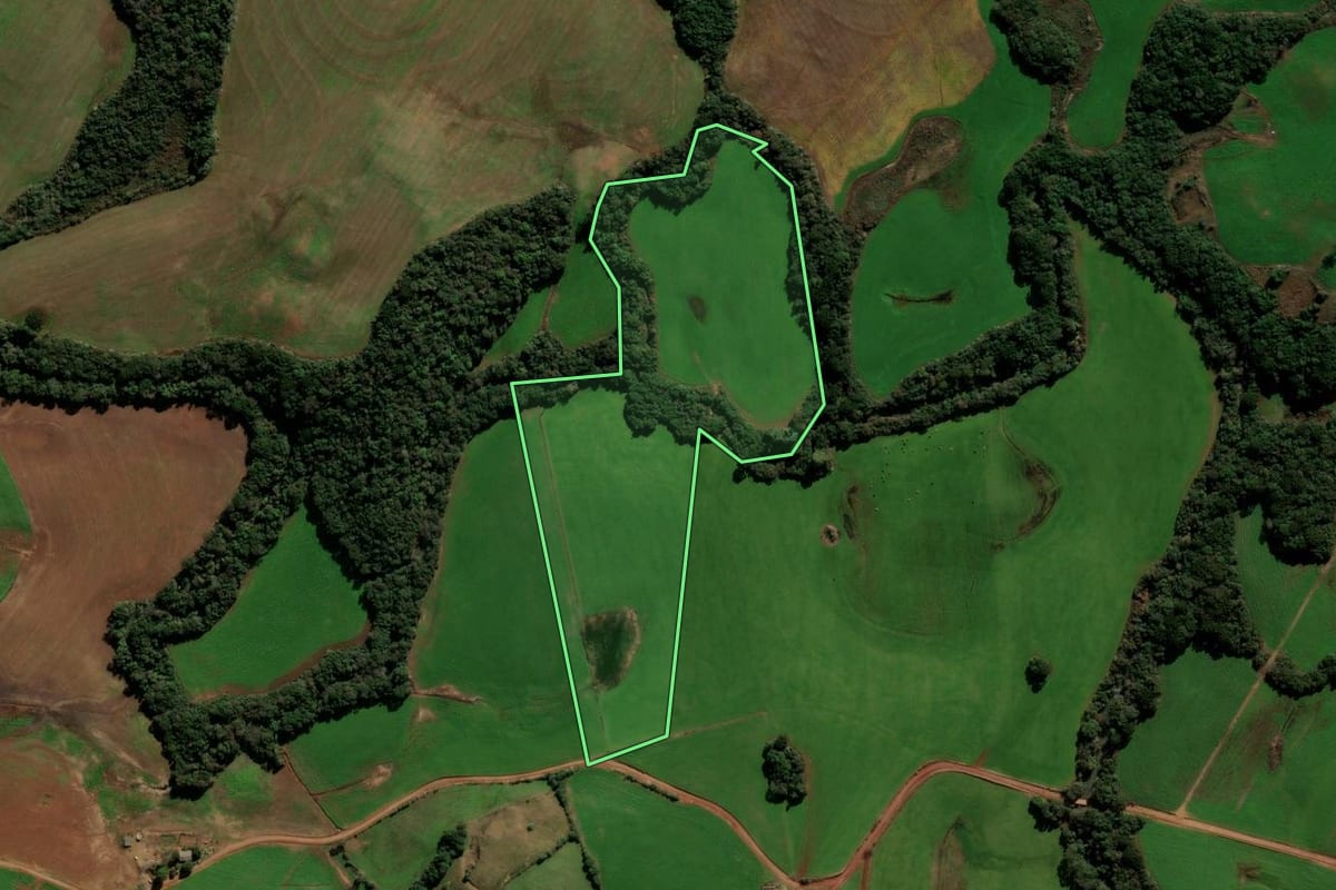 Imagem de satélite do imóvel rural em Ibirapuitã (RS), com o contorno declarado no CAR desenhado por cima.