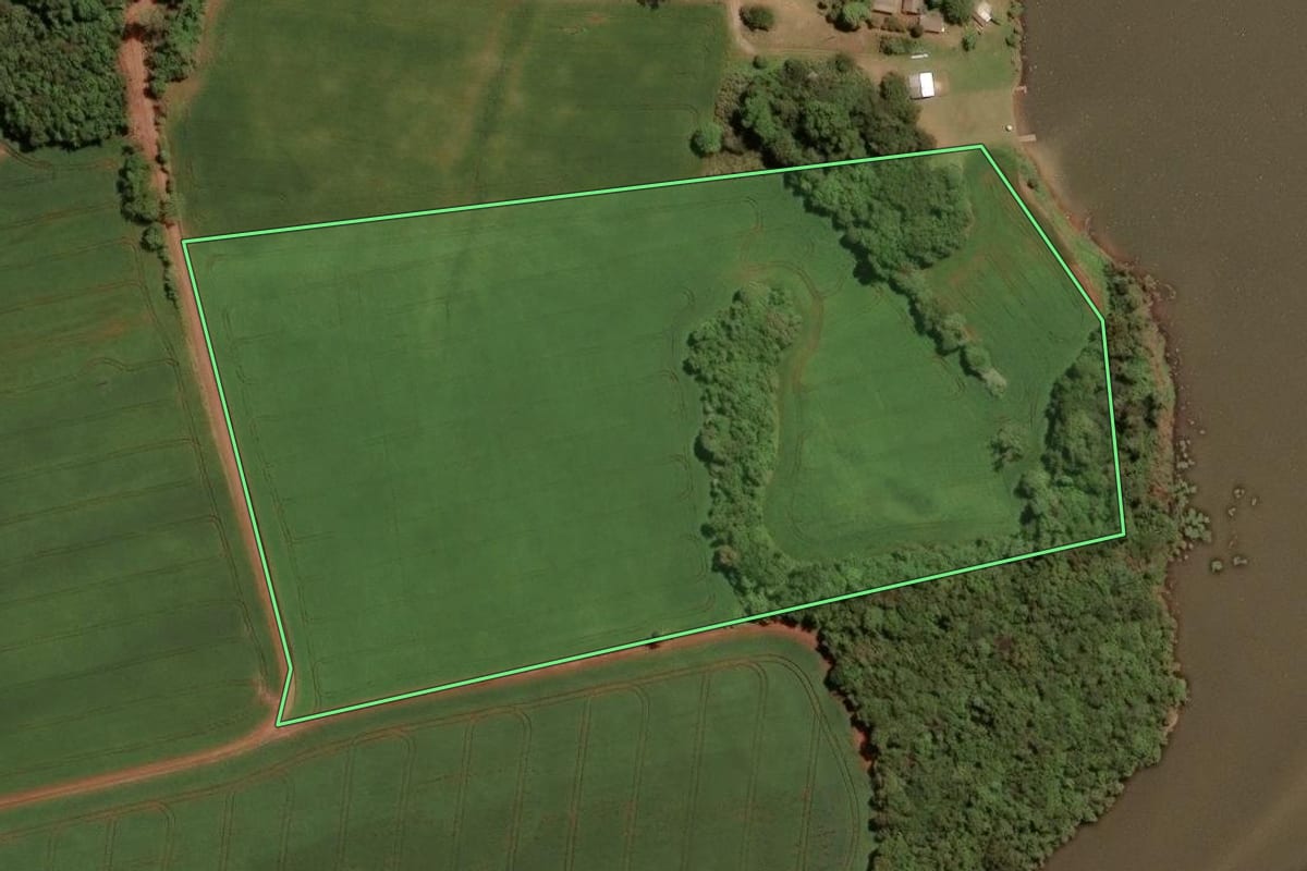 Imagem de satélite do imóvel rural em Ibirapuitã (RS), com o contorno declarado no CAR desenhado por cima.