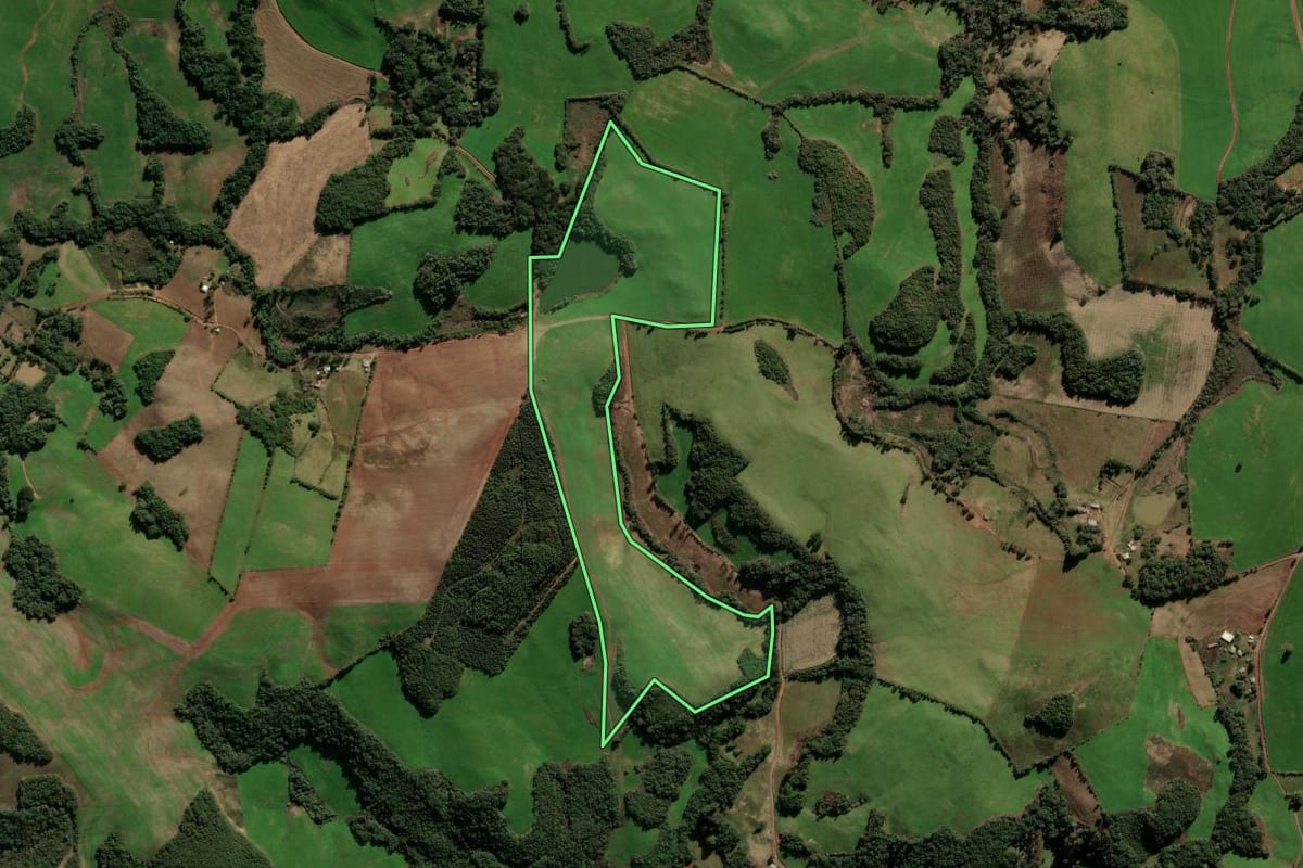 Imagem de satélite do imóvel rural em Ibirapuitã (RS), com o contorno declarado no CAR desenhado por cima.