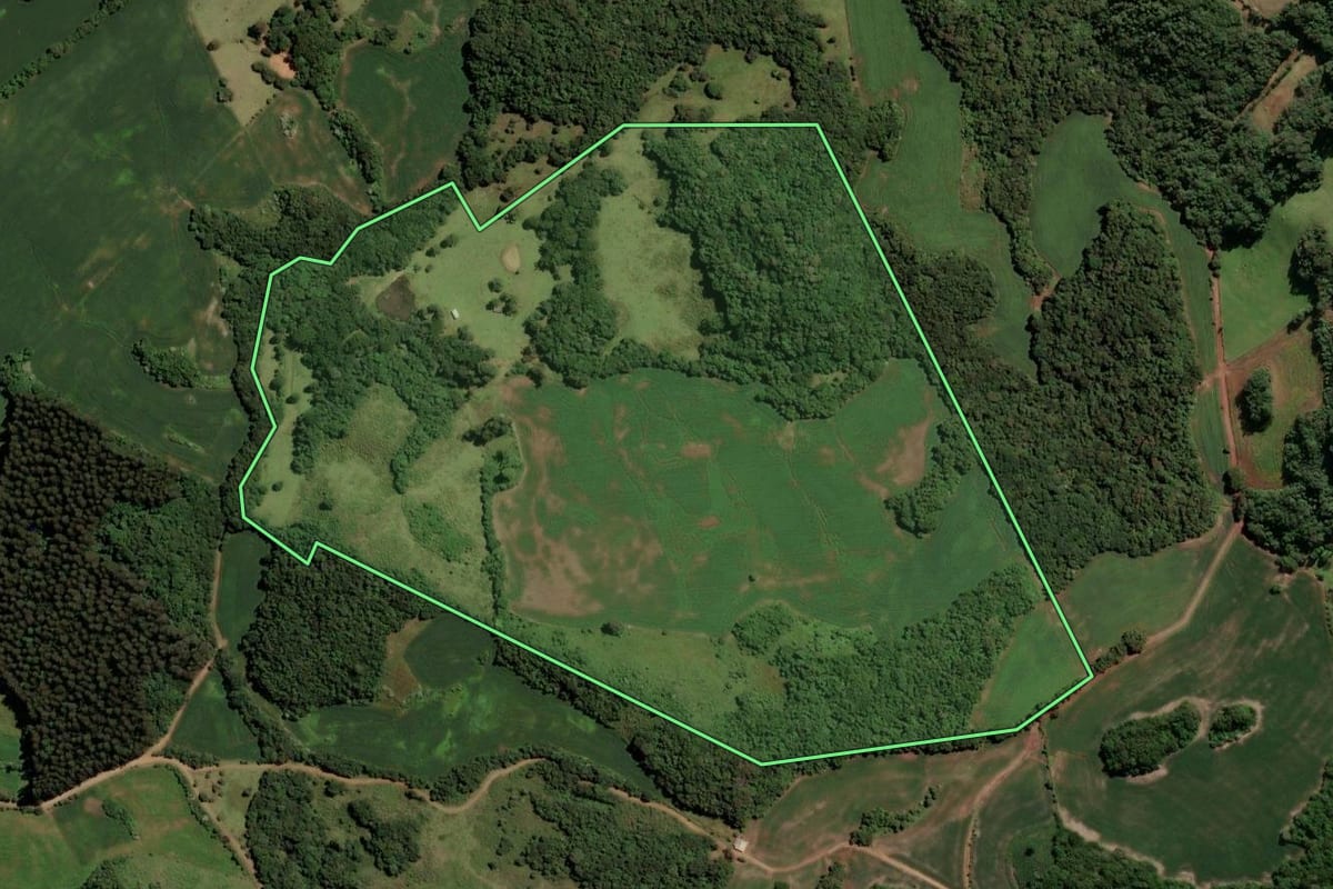 Imagem de satélite do imóvel rural em Ibirapuitã (RS), com o contorno declarado no CAR desenhado por cima.