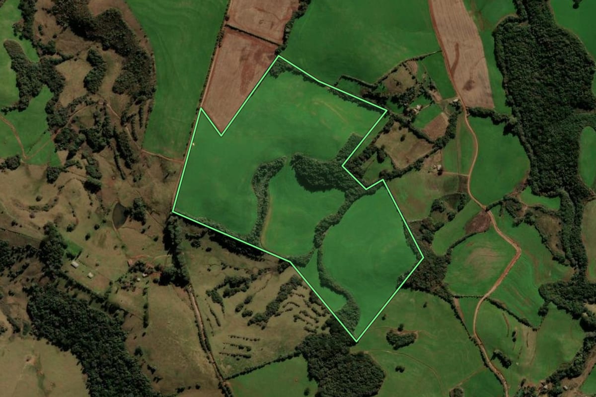 Imagem de satélite do imóvel rural em Ibirapuitã (RS), com o contorno declarado no CAR desenhado por cima.