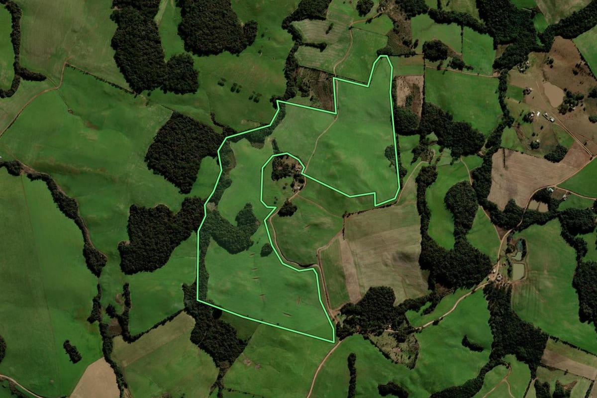 Imagem de satélite do imóvel rural em Ibirapuitã (RS), com o contorno declarado no CAR desenhado por cima.