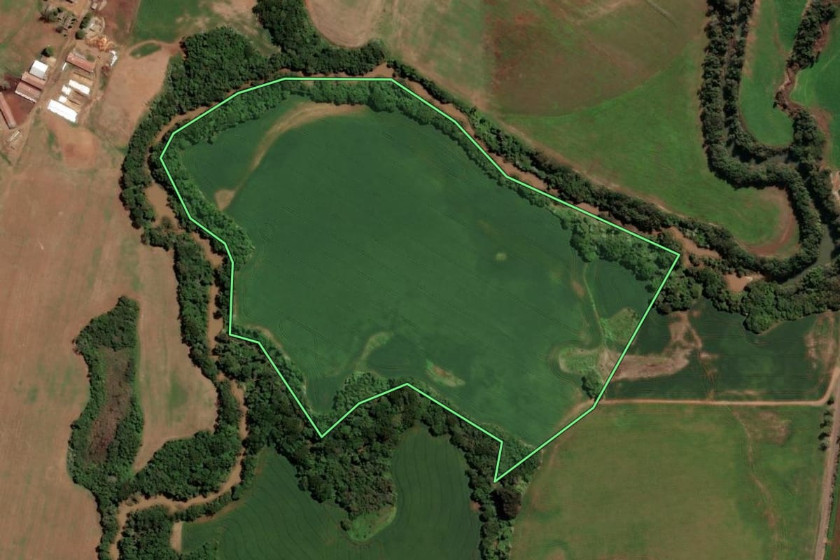 Imagem de satélite do imóvel rural em Ibirapuitã (RS), com o contorno declarado no CAR desenhado por cima.