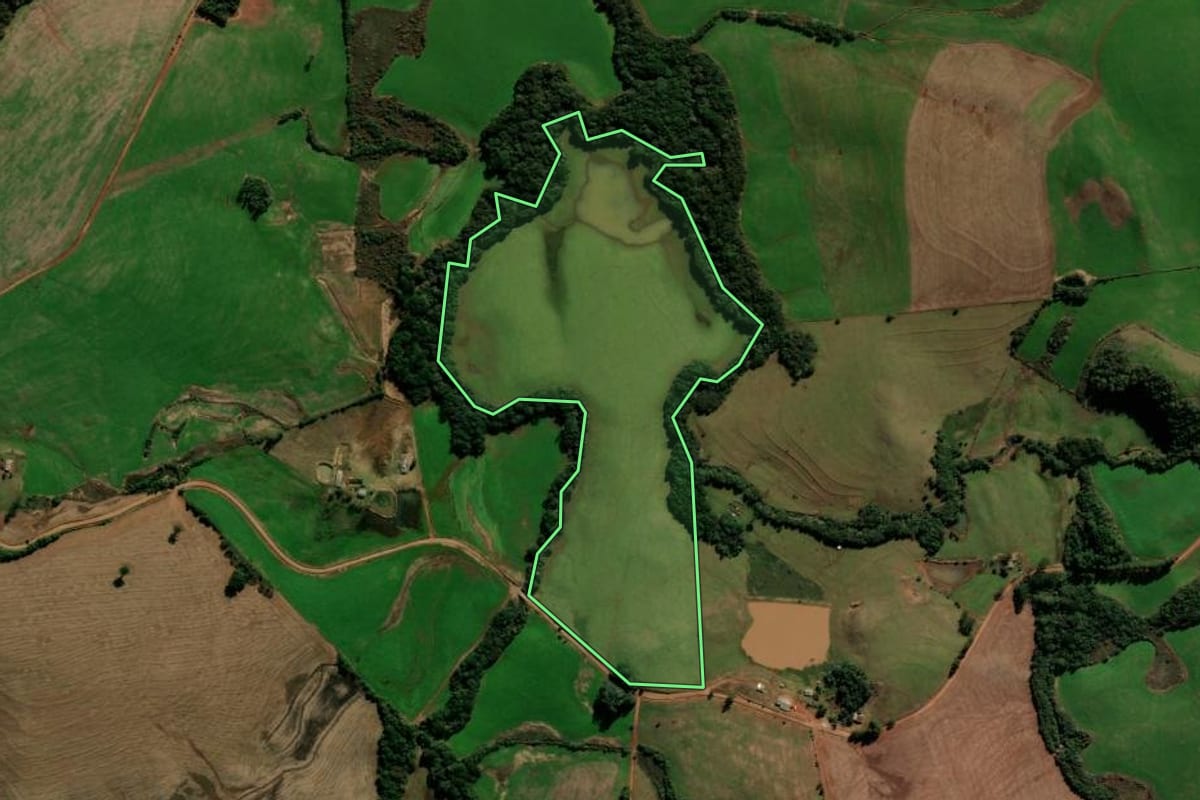 Imagem de satélite do imóvel rural em Ibirapuitã (RS), com o contorno declarado no CAR desenhado por cima.