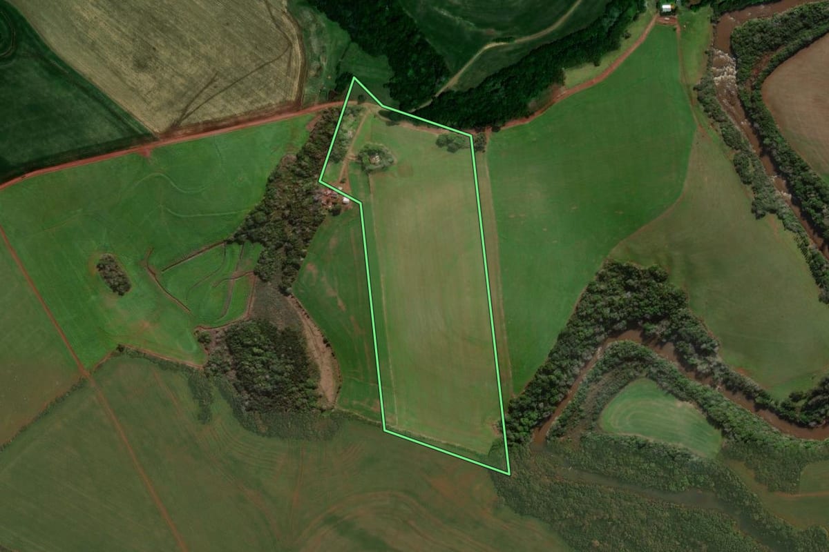 Imagem de satélite do imóvel rural em Ibirubá (RS), com o contorno declarado no CAR desenhado por cima.