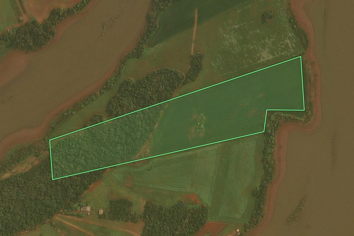 Imagem de satélite do imóvel rural em Ibirubá (RS), com o contorno declarado no CAR desenhado por cima.