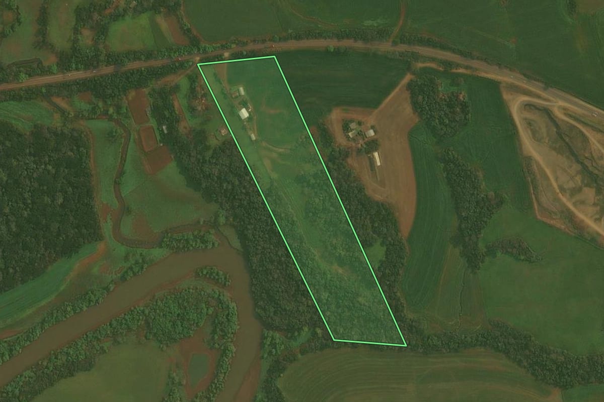 Imagem de satélite do imóvel rural em Ibirubá (RS), com o contorno declarado no CAR desenhado por cima.
