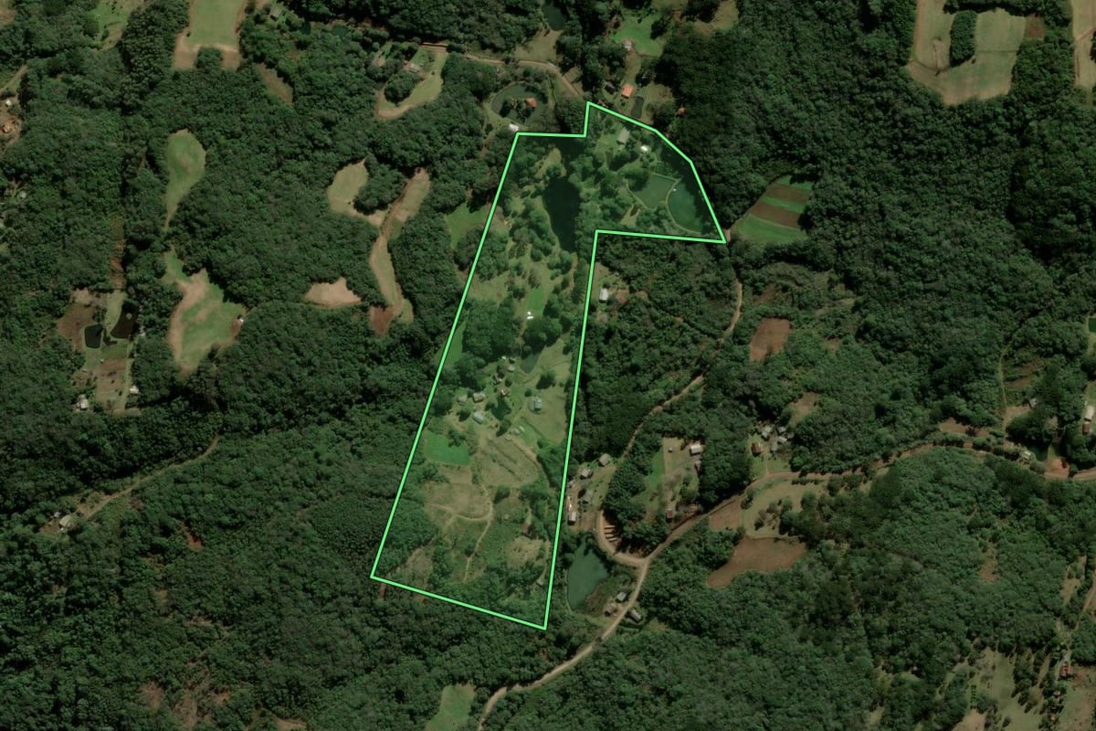 Imagem de satélite do imóvel rural em Igrejinha (RS), com o contorno declarado no CAR desenhado por cima.