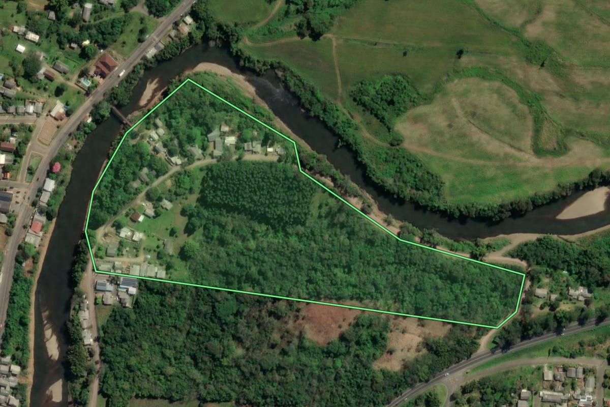 Imagem de satélite do imóvel rural em Igrejinha (RS), com o contorno declarado no CAR desenhado por cima.