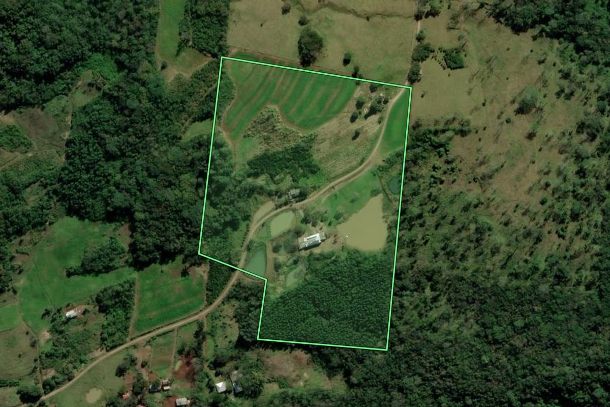 Imagem de satélite do imóvel rural em Igrejinha (RS), com o contorno declarado no CAR desenhado por cima.