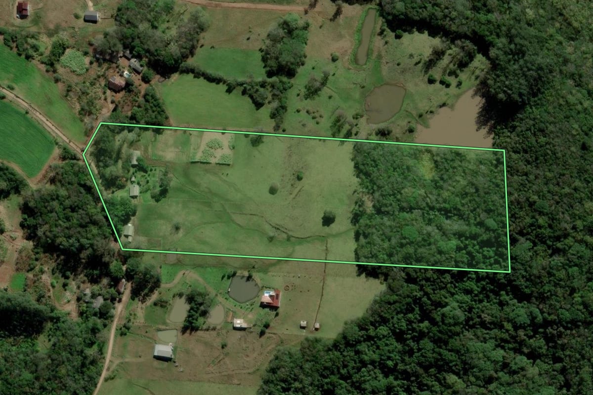 Imagem de satélite do imóvel rural em Igrejinha (RS), com o contorno declarado no CAR desenhado por cima.