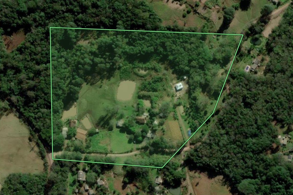 Imagem de satélite do imóvel rural em Igrejinha (RS), com o contorno declarado no CAR desenhado por cima.
