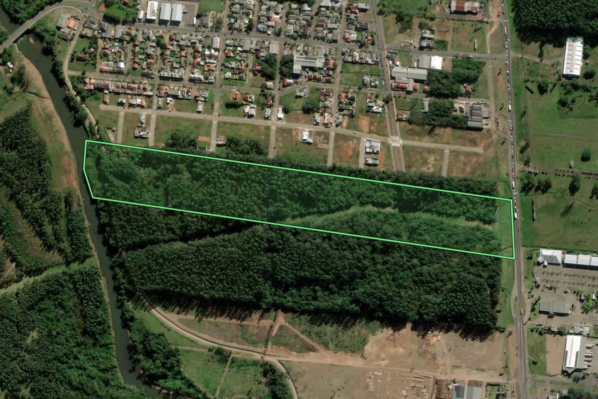 Imagem de satélite do imóvel rural em Igrejinha (RS), com o contorno declarado no CAR desenhado por cima.