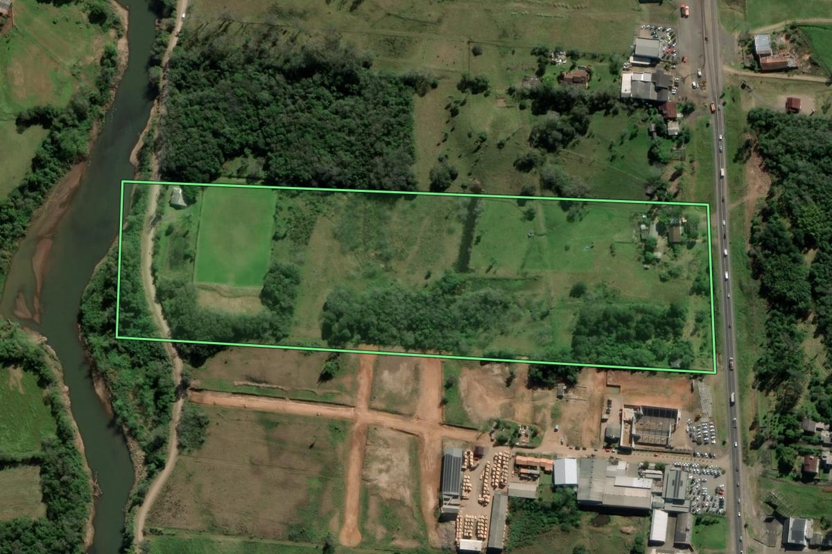 Imagem de satélite do imóvel rural em Igrejinha (RS), com o contorno declarado no CAR desenhado por cima.