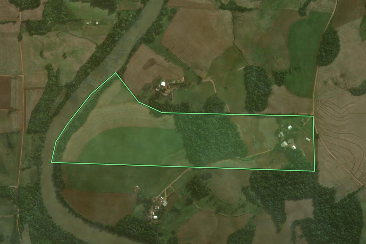 Imagem de satélite do imóvel rural em Ijuí (RS), com o contorno declarado no CAR desenhado por cima.