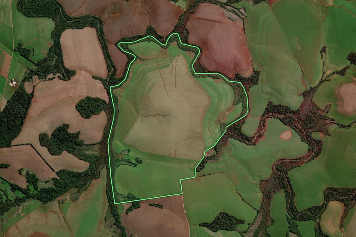 Imagem de satélite do imóvel rural em Ijuí (RS), com o contorno declarado no CAR desenhado por cima.