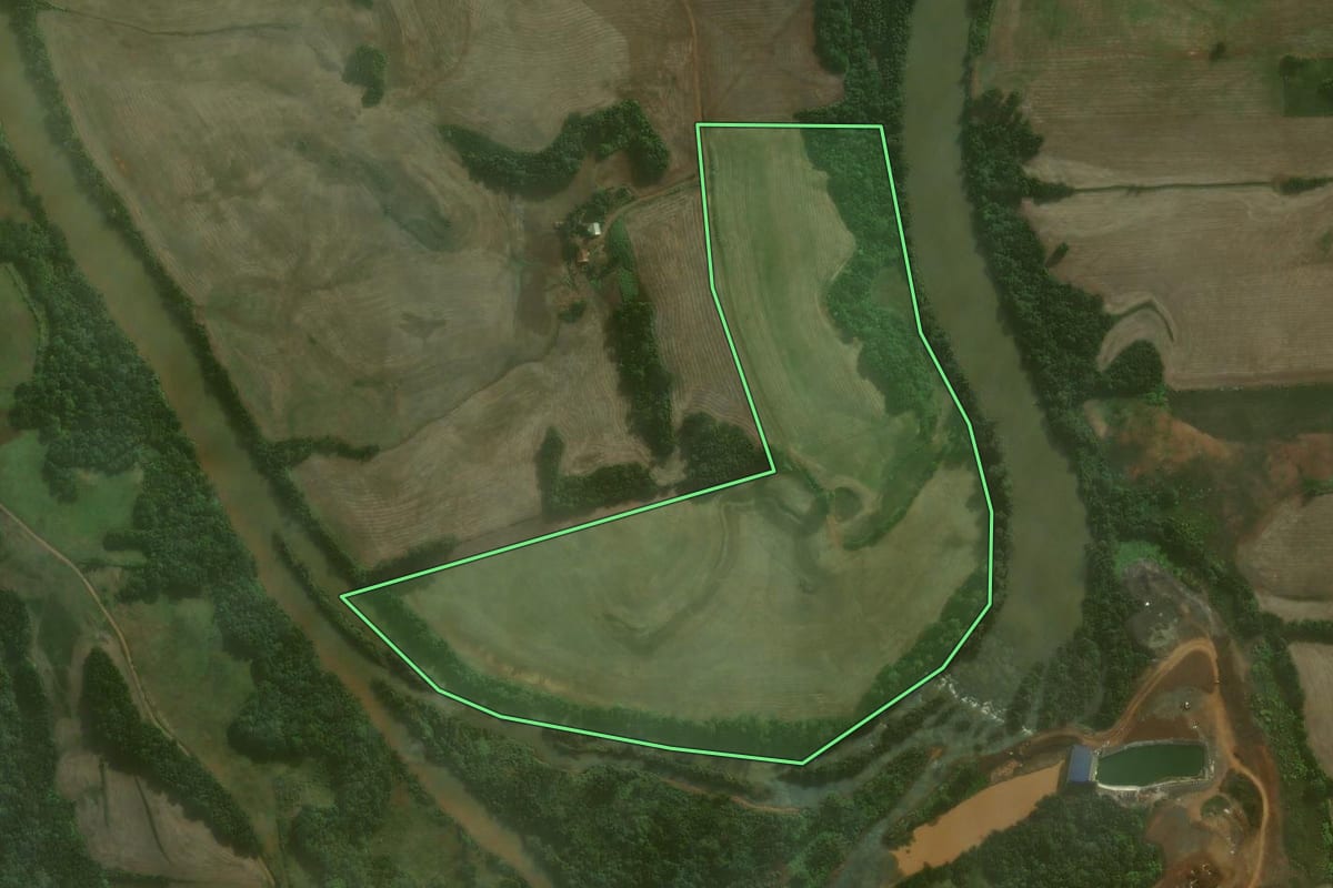 Imagem de satélite do imóvel rural em Ijuí (RS), com o contorno declarado no CAR desenhado por cima.