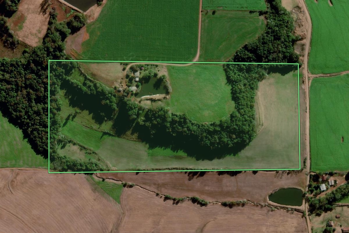 Imagem de satélite do imóvel rural em Ijuí (RS), com o contorno declarado no CAR desenhado por cima.