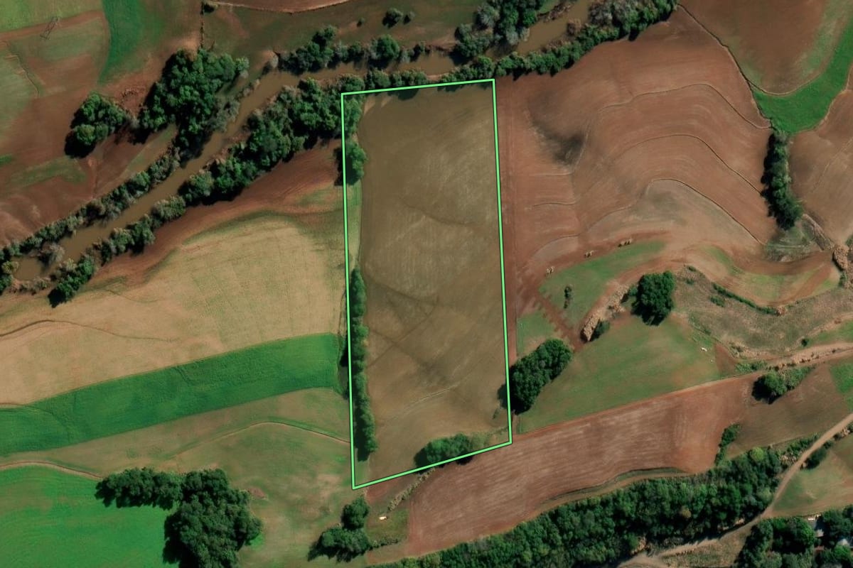 Imagem de satélite do imóvel rural em Ijuí (RS), com o contorno declarado no CAR desenhado por cima.