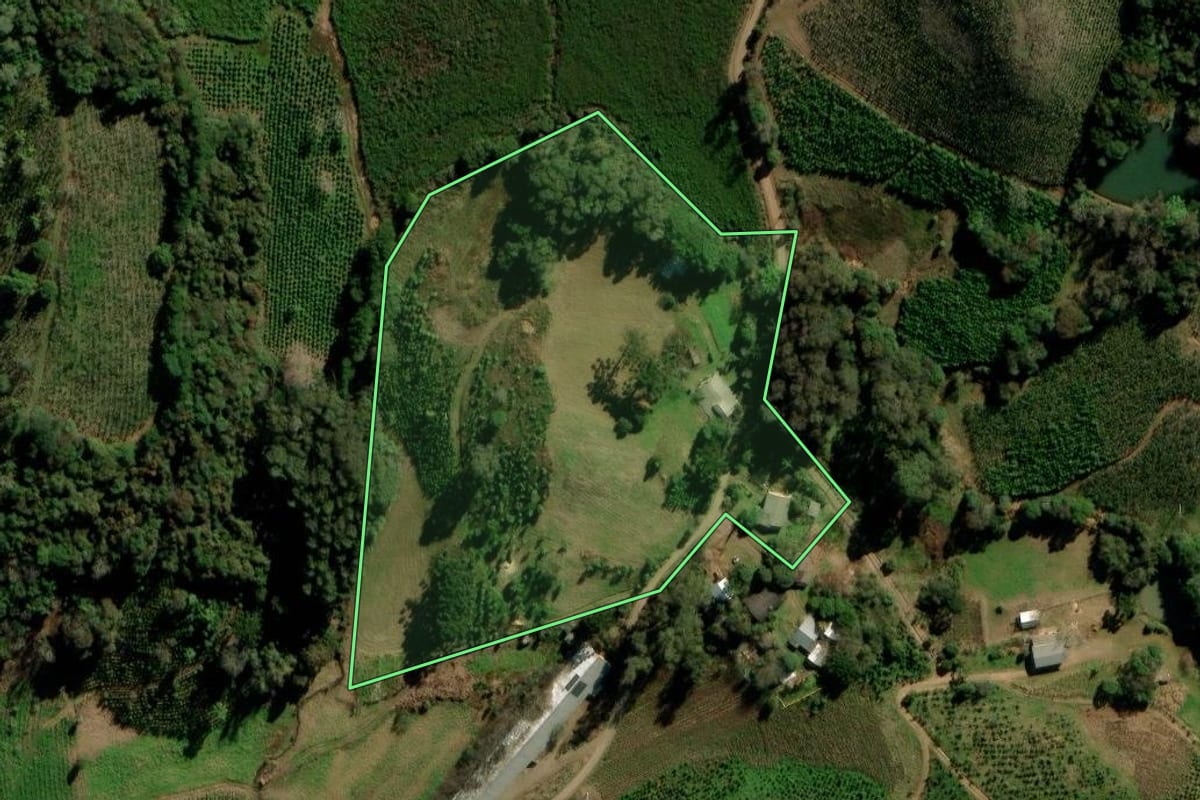 Imagem de satélite do imóvel rural em Ilópolis (RS), com o contorno declarado no CAR desenhado por cima.