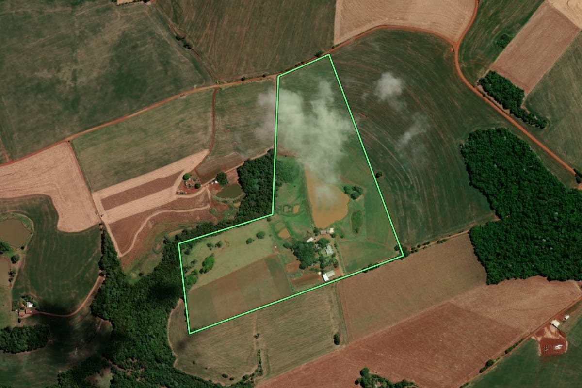Imagem de satélite do imóvel rural em Independência (RS), com o contorno declarado no CAR desenhado por cima.