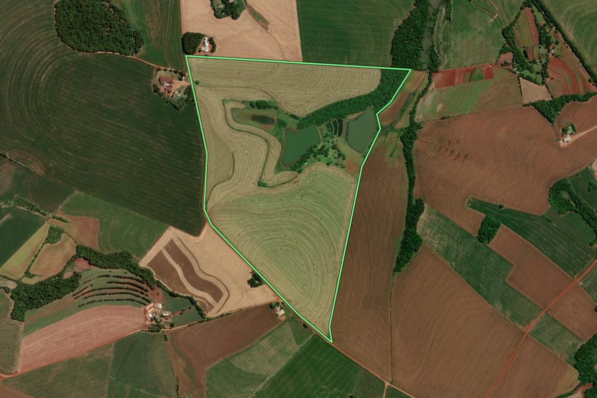 Imagem de satélite do imóvel rural em Independência (RS), com o contorno declarado no CAR desenhado por cima.