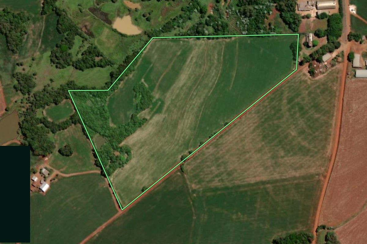 Imagem de satélite do imóvel rural em Independência (RS), com o contorno declarado no CAR desenhado por cima.