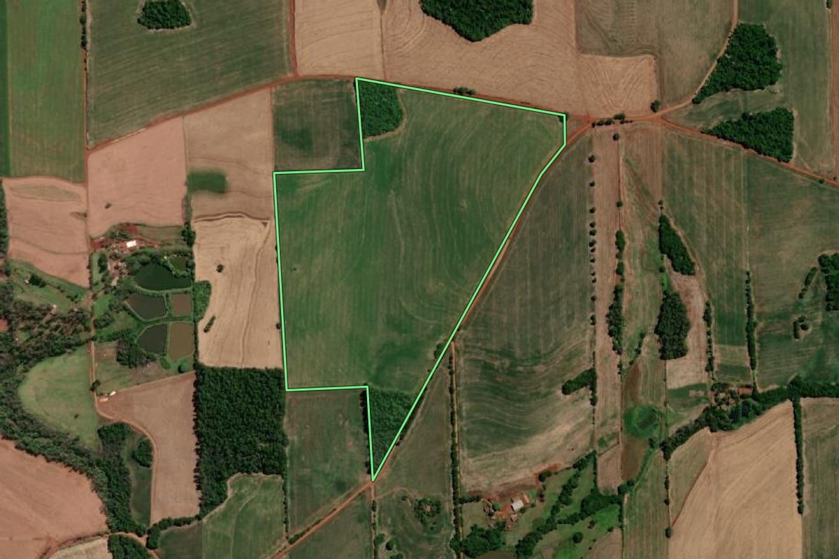 Imagem de satélite do imóvel rural em Independência (RS), com o contorno declarado no CAR desenhado por cima.