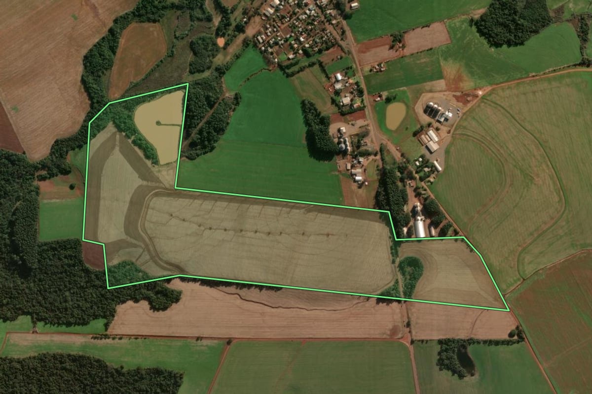 Imagem de satélite do imóvel rural em Independência (RS), com o contorno declarado no CAR desenhado por cima.