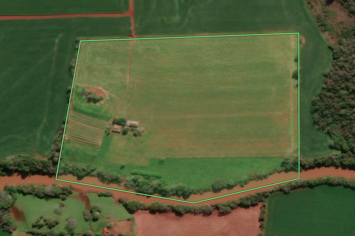 Imagem de satélite do imóvel rural em Independência (RS), com o contorno declarado no CAR desenhado por cima.