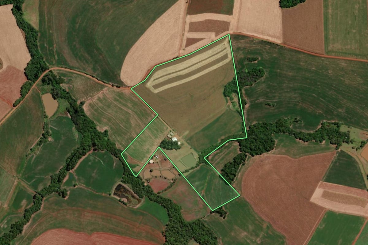 Imagem de satélite do imóvel rural em Independência (RS), com o contorno declarado no CAR desenhado por cima.