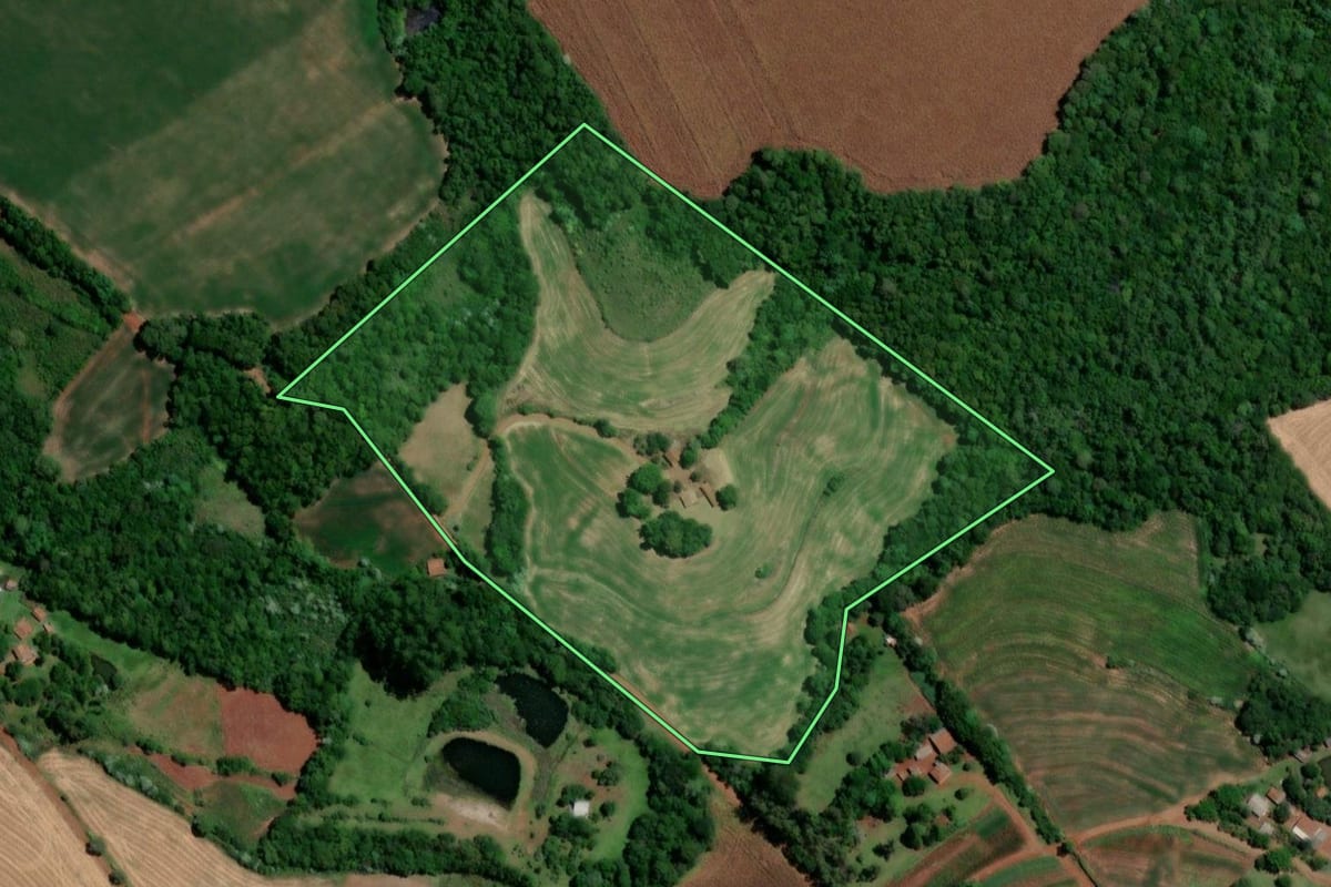 Imagem de satélite do imóvel rural em Independência (RS), com o contorno declarado no CAR desenhado por cima.