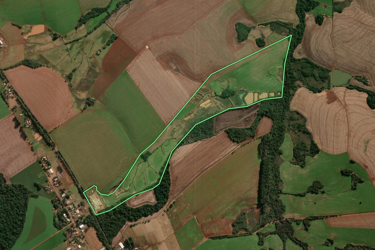 Imagem de satélite do imóvel rural em Independência (RS), com o contorno declarado no CAR desenhado por cima.