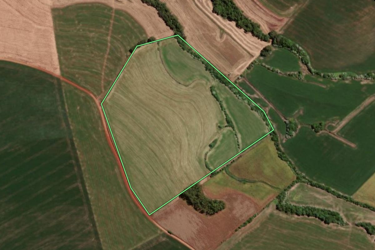 Imagem de satélite do imóvel rural em Independência (RS), com o contorno declarado no CAR desenhado por cima.