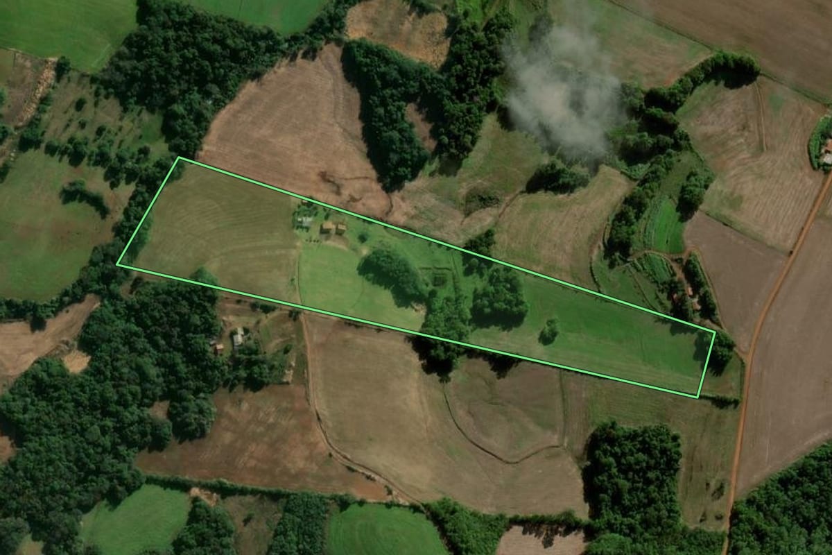 Imagem de satélite do imóvel rural em Independência (RS), com o contorno declarado no CAR desenhado por cima.