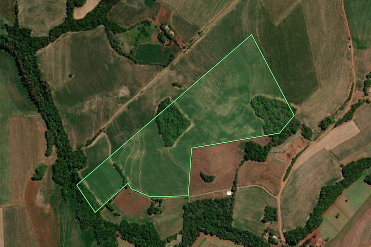 Imagem de satélite do imóvel rural em Independência (RS), com o contorno declarado no CAR desenhado por cima.