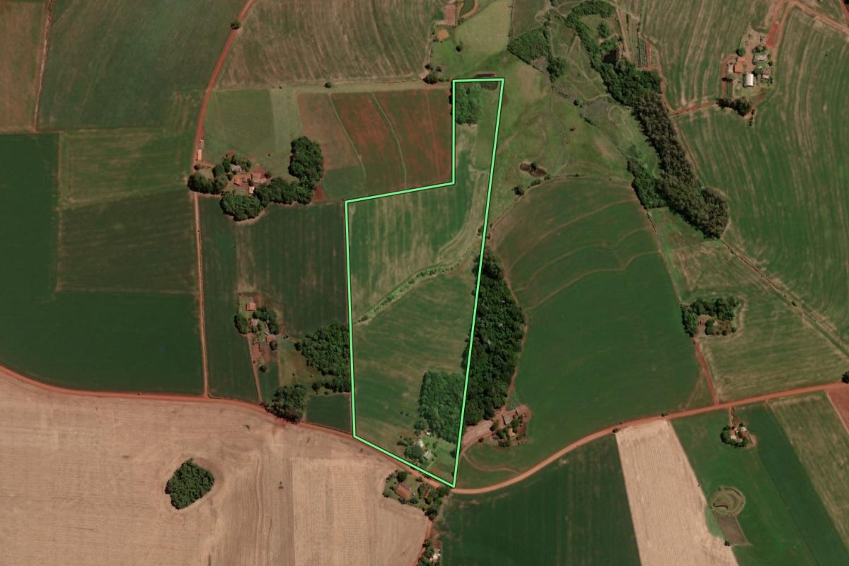 Imagem de satélite do imóvel rural em Independência (RS), com o contorno declarado no CAR desenhado por cima.
