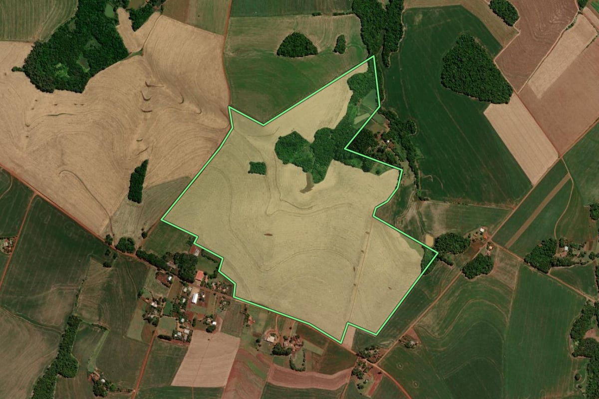 Imagem de satélite do imóvel rural em Independência (RS), com o contorno declarado no CAR desenhado por cima.