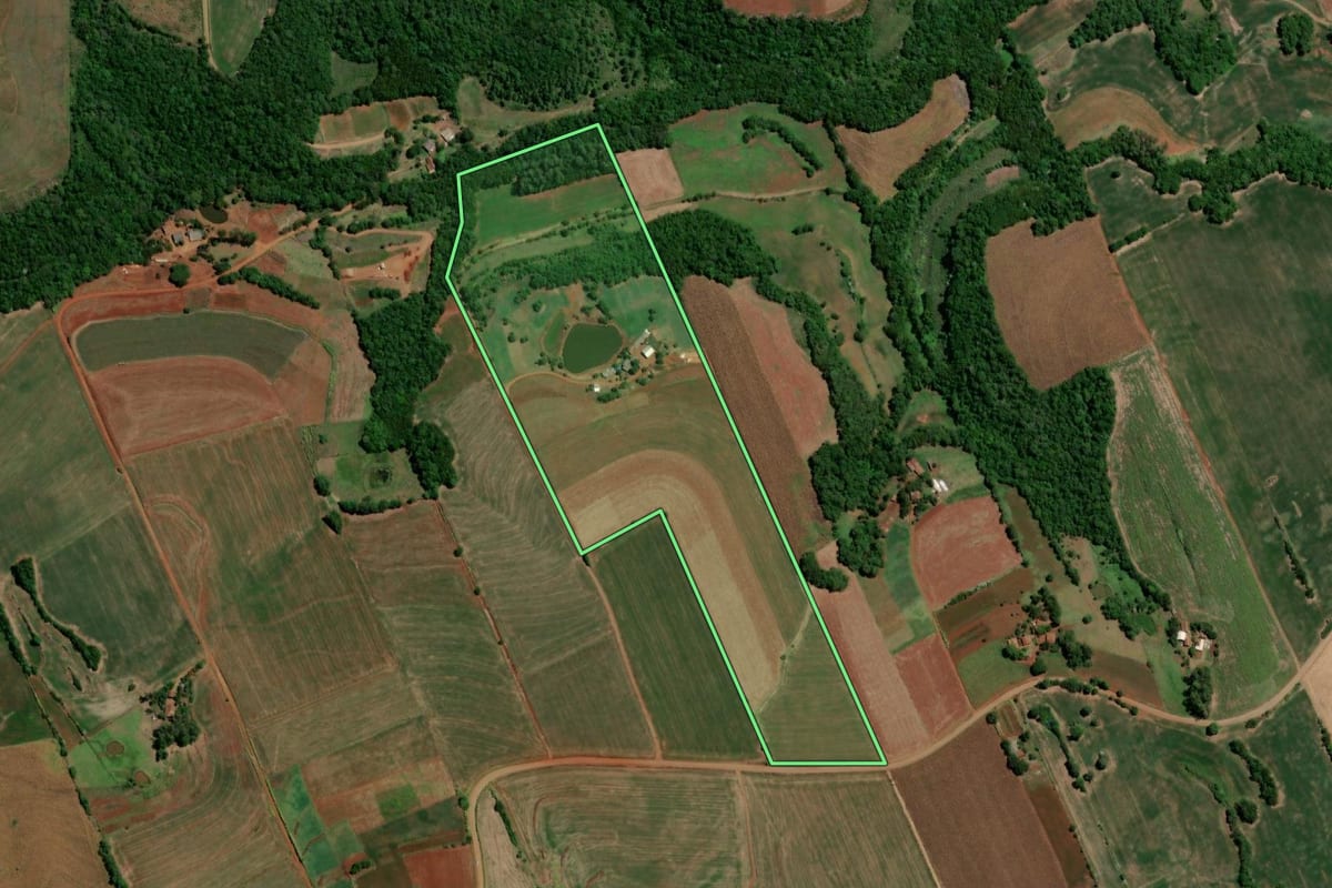 Imagem de satélite do imóvel rural em Independência (RS), com o contorno declarado no CAR desenhado por cima.