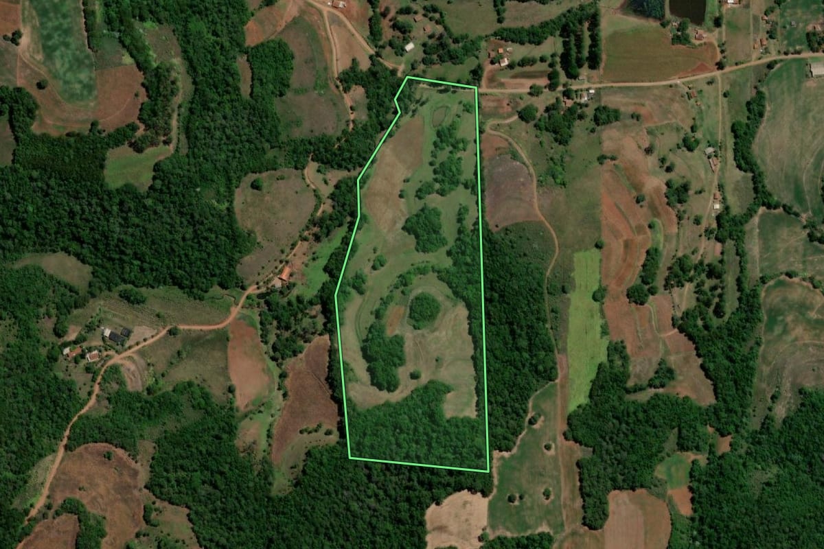 Imagem de satélite do imóvel rural em Independência (RS), com o contorno declarado no CAR desenhado por cima.