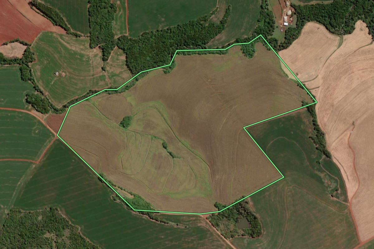 Imagem de satélite do imóvel rural em Independência (RS), com o contorno declarado no CAR desenhado por cima.