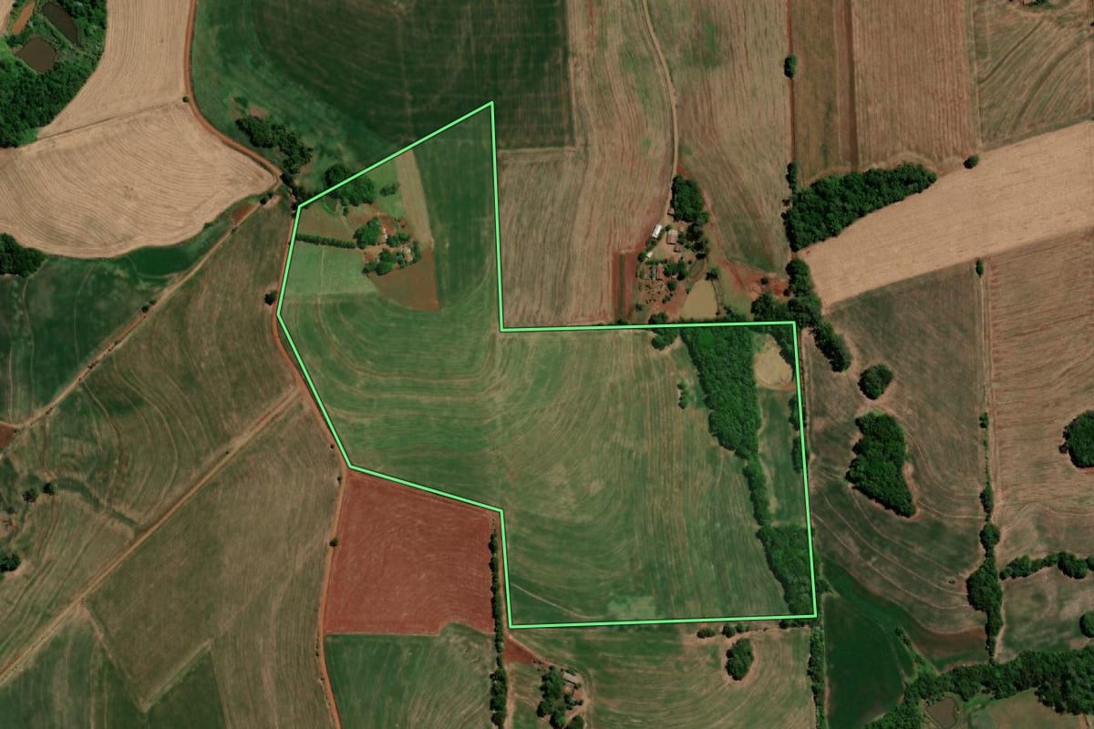 Imagem de satélite do imóvel rural em Independência (RS), com o contorno declarado no CAR desenhado por cima.