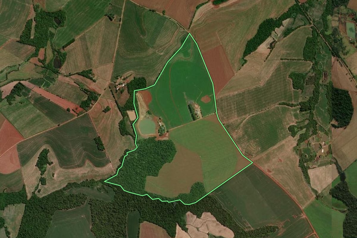 Imagem de satélite do imóvel rural em Independência (RS), com o contorno declarado no CAR desenhado por cima.