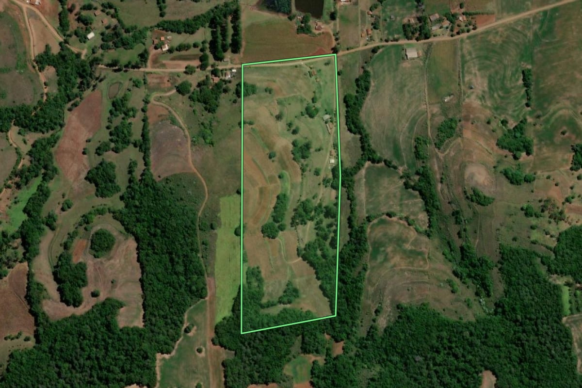 Imagem de satélite do imóvel rural em Independência (RS), com o contorno declarado no CAR desenhado por cima.