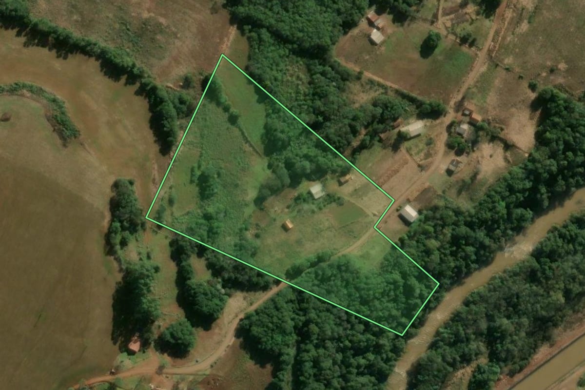 Imagem de satélite do imóvel rural em Independência (RS), com o contorno declarado no CAR desenhado por cima.