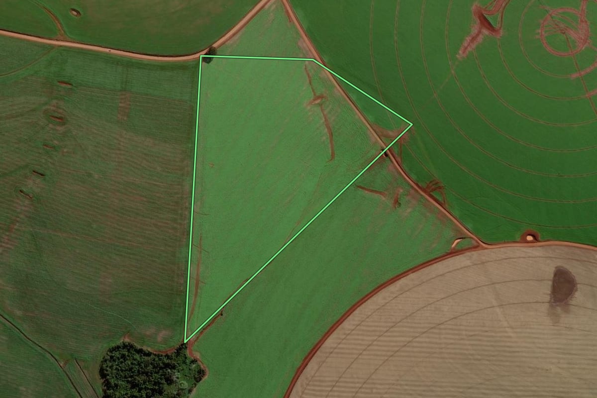 Imagem de satélite do imóvel rural em Inhacorá (RS), com o contorno declarado no CAR desenhado por cima.