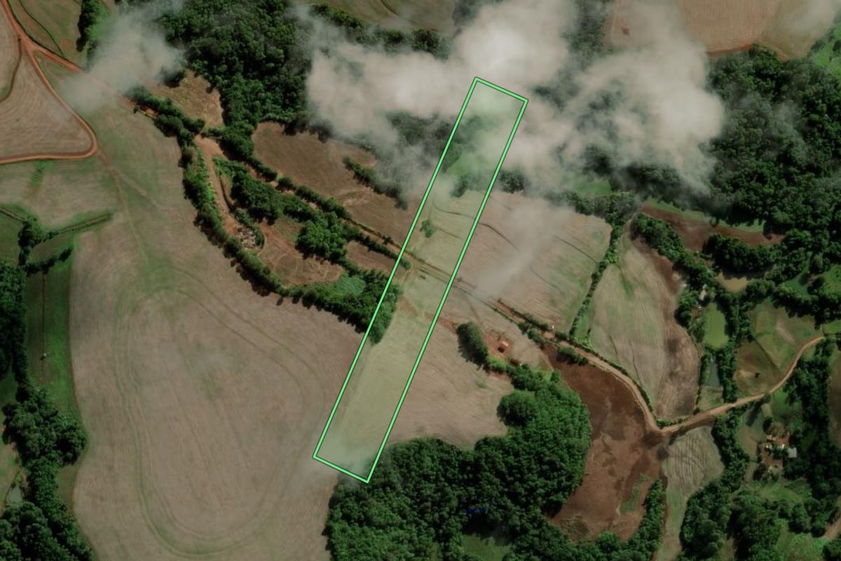 Imagem de satélite do imóvel rural em Inhacorá (RS), com o contorno declarado no CAR desenhado por cima.